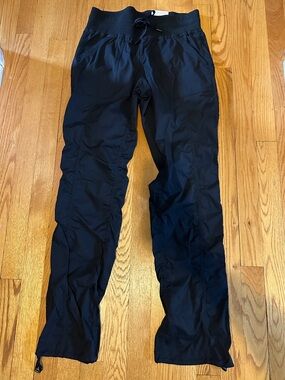Shambhala women’s mid-rise woven ease pant, size medium, 32” inseam, NWT